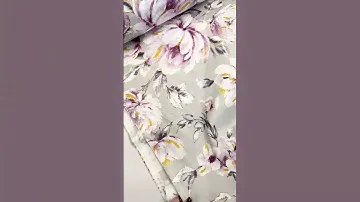 Лиловые пионы на светло-сером