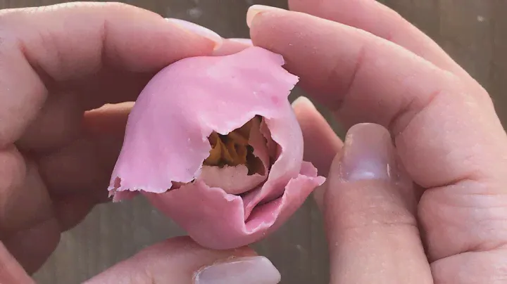 Бутон пиона из солёного теста//How to mold a peony bud