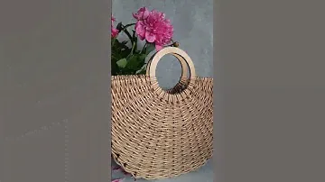 Пионы и плетёная сумка