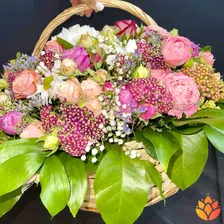 Кустовые розы и пион в корзине