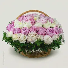Корзина 101 белый и розовый пион