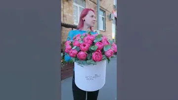 25 коралловых пионов с эвкалиптом в коробке #цветымосква #пионы